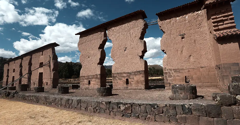 Centro arqueológico de raqchi en la ruta del sol de cusco a puno