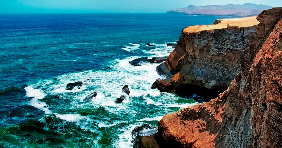 5 Ciudades de Perú que Todo Viajero debe Conocer 15 reserva nacional de paracas, vista del mar y grandes piedras