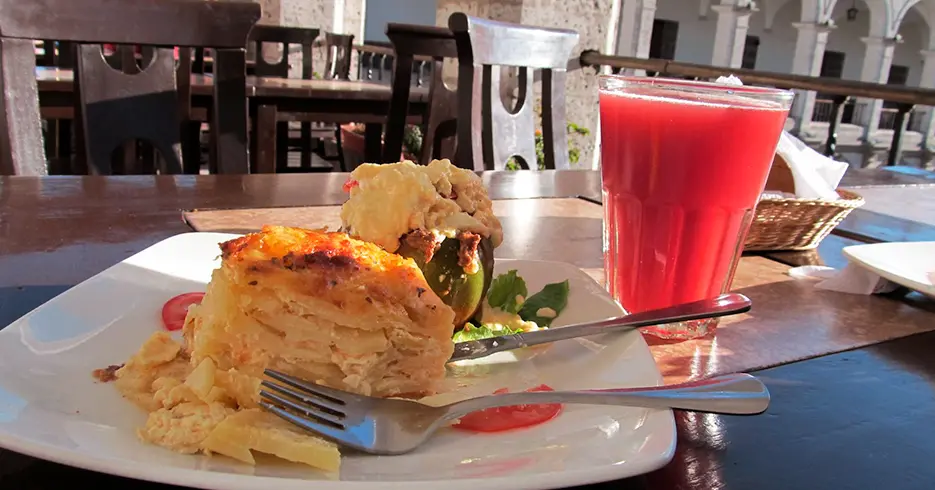Qué Ver en Arequipa: Los Imprescindibles de la Ciudad Blanca 8 comida tipica de arequipa, rocoto relleno y frutillada