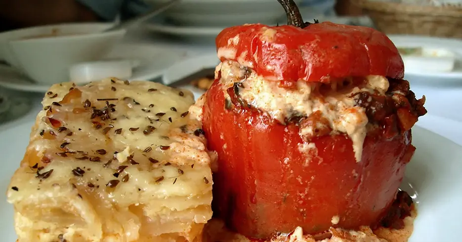 Los 12 Mejores Consejos para viajar a Perú 6 Consejos para viajar a Perú, comida como rocoto relleno y pastel de papa