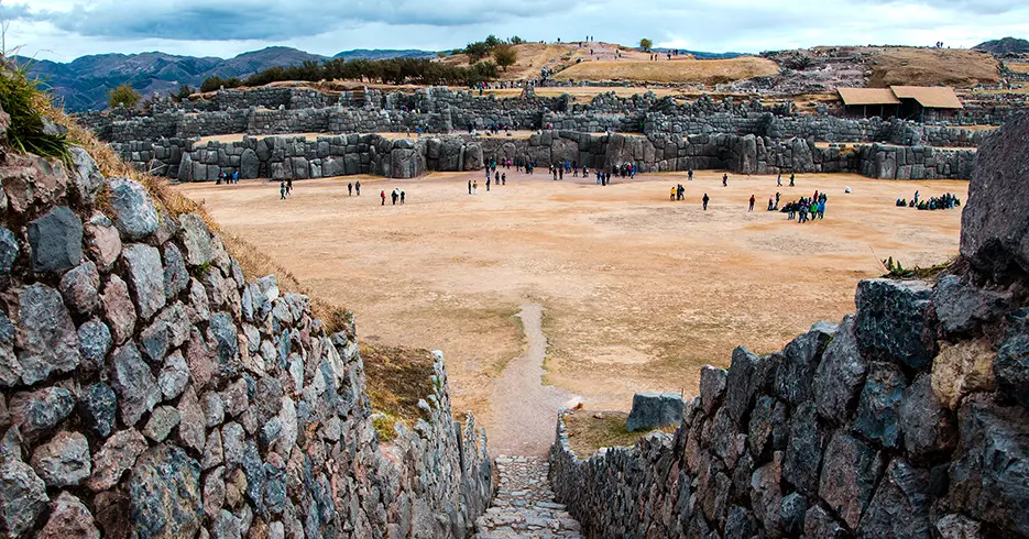 Vista del centro arqueológico de sacsayhuaman en el City tour de cusco
