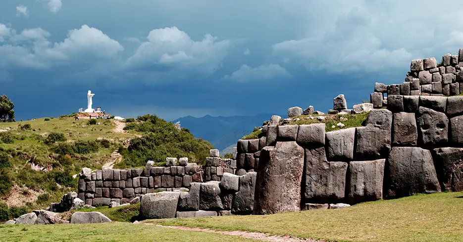 Cosas que hacer en Cusco: Lo mejor de la ciudad en un solo viaje 1 Sitio arqueológico de sacsayhuaman, y la vista del cristo blanco y las grandes piedras de este sitio