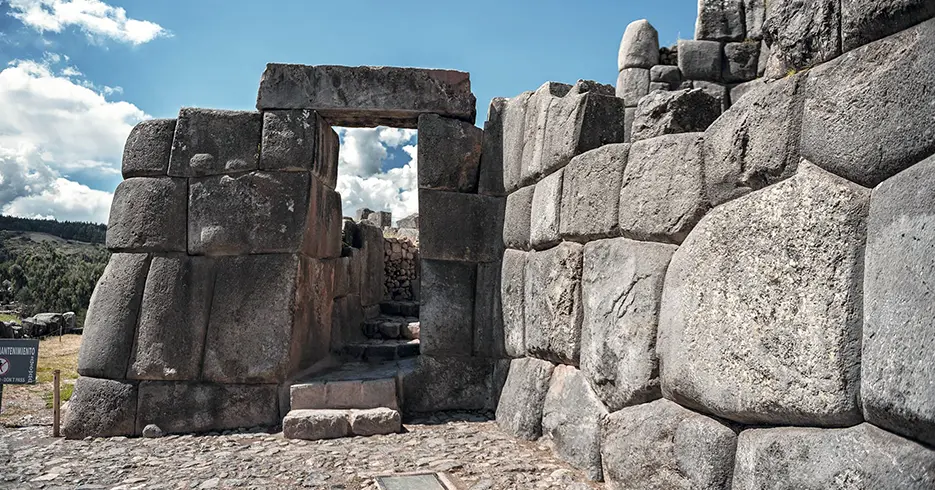 Un vano de acceso del centro arqueológico de sacsayhuaman uno de los lugares turísticos para visitar en Perú cusco, perteneciente al City tour de cusco, diferentes piedras de varios tamaños unidas perfectamente