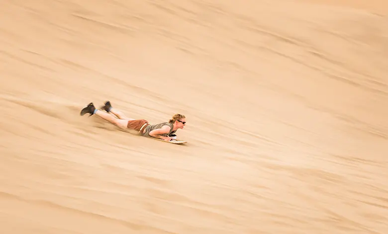 Qué hacer en Huacachina: Aventuras y relax en el oasis peruano 1 Sandboarding en Huacachina