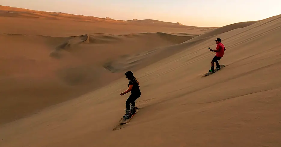 Todo lo que Tienes que Saber sobre Huacachina: Un Oasis en el Desierto 2 sandboarding en huacachina - ica