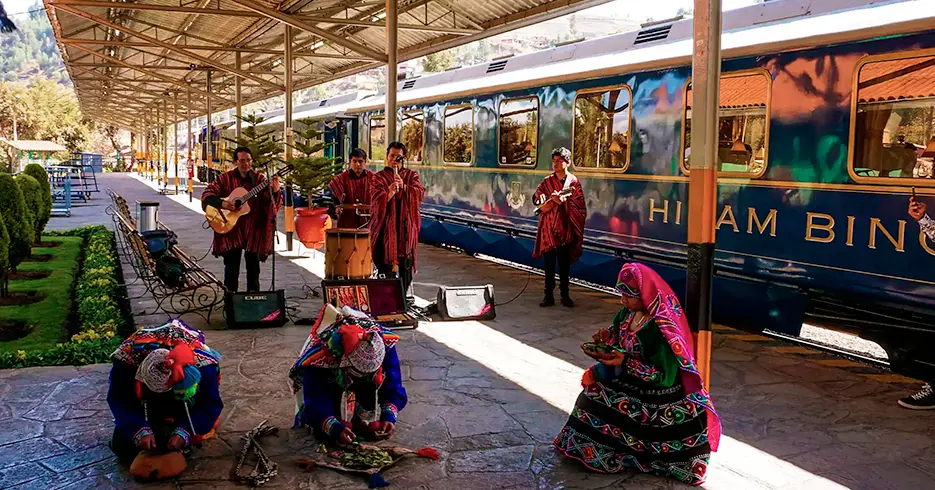 Viaja de Lujo a Machu Picchu en el Tren Hiram Bingham 1 show de bienvenida antes de partir a machu picchu en el tren hiram bingham