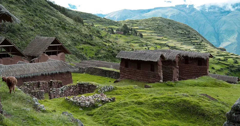 Los 10 Mejores Lugares Turísticos a Visitar en Cusco Perú 3 Centro arqueológico de Huchuy Qosqo uno de los lugares turisticos a visitar en cusco Perú, con una vista del valle sagrado color verde y lleno de vegetación y rodeado de montañas