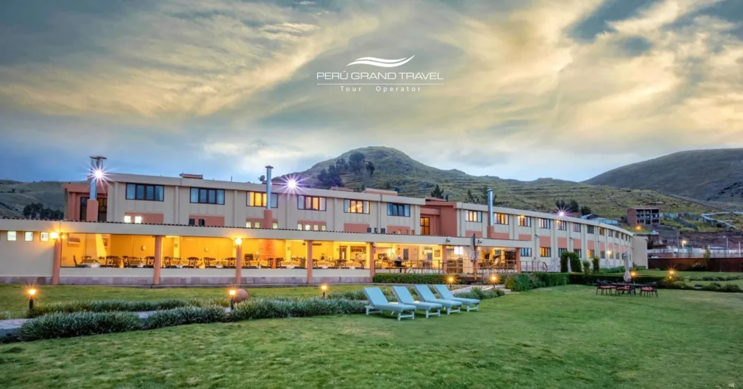 Hoteles de Lujo en Puno, Perú: La Guía Definitiva para Alojamientos en el Lago Titicaca 2026 4 Sonesta Posadas del Inca Puno al anochecer, con terraza iluminada y montañas del Altiplano al fondo, Perú.