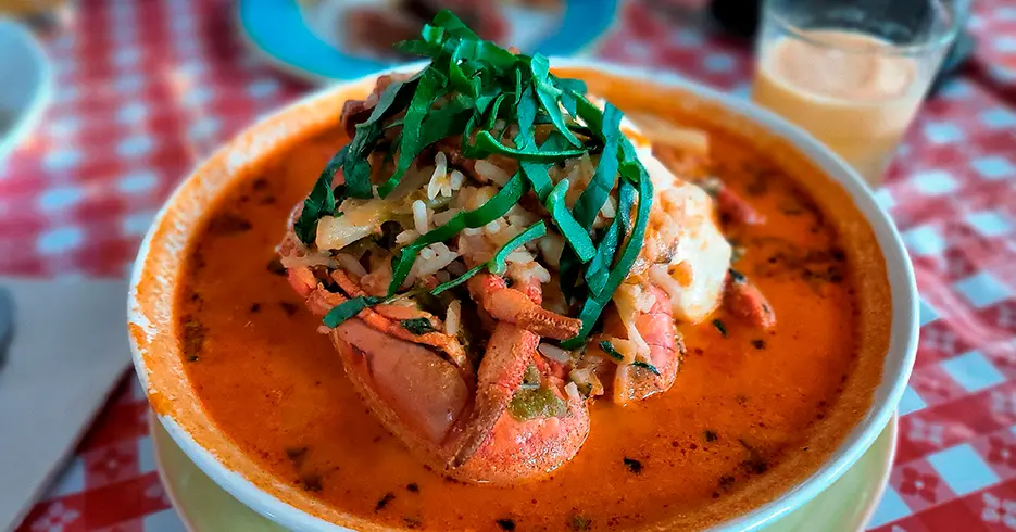 5 Ciudades de Perú que Todo Viajero debe Conocer 12 chupe de camarones plato tipico de arequipa