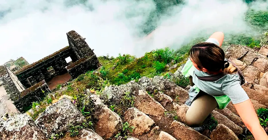 Descubre Huayna Picchu: La Montaña Mágica de los Incas 2 subida a la montaña huayna picchu por las escaleras de la muerte