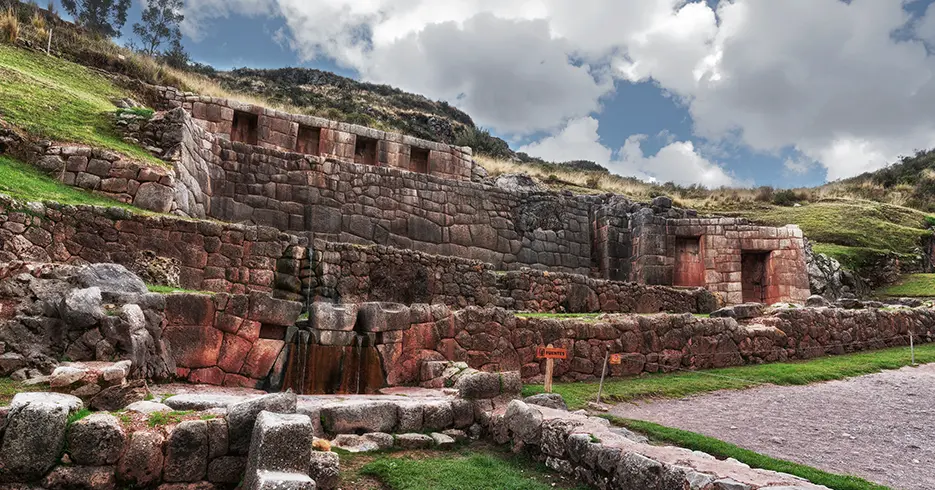 Tambomachay el lugar del descanso del inca, varias piedras incas y en la parte baja se ve agua que aún sigue saliendo hasta el día de hoy, se ve en el City tour de cusco