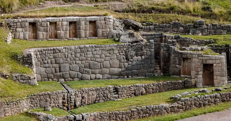 Los 10 Mejores Lugares Turísticos a Visitar en Cusco Perú 5 Sitio arqueológico de tambomachay en el city tour de cusco, lleno de construcciones incas y vegetación