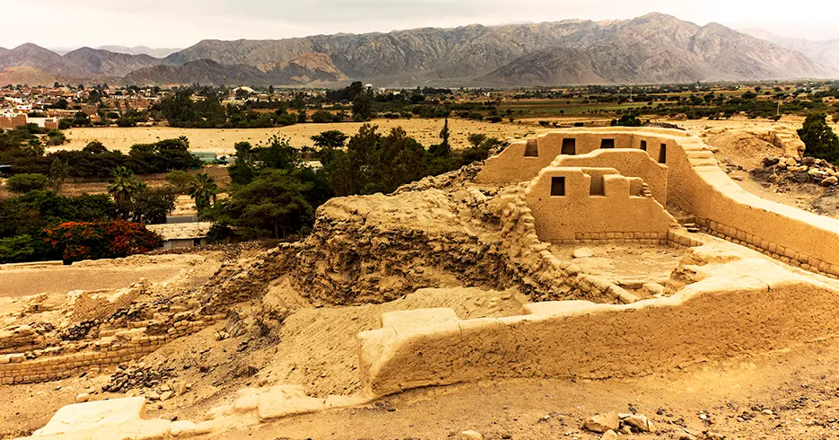 Tour Líneas de Nazca: Un Recorrido Único por por el Perú 4 sitio arqueologico de paredones cerca de nazca
