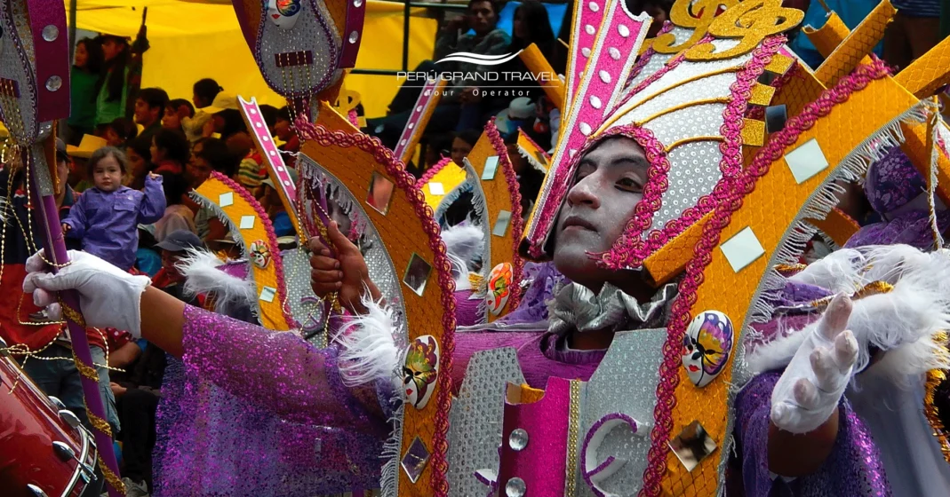 La magia del Carnaval de Cajamarca: 10 razones asombrosas para vivir el festival más famoso del Perú 3 traje tipico de manolo danza de carnaval de cajamarca, carnaval en peru, danzas tipicas, traje morado