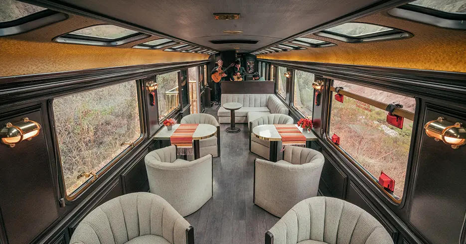 Tu Aventura Inca Comienza Aquí: Todo Sobre el Tren de Cusco a Machu Picchu 9 inca rail tren, the premium lounge, con asientos y amplias ventanas para ver el paisaje