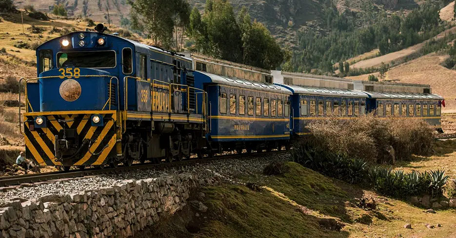 Cómo llegar a Machu Picchu: Guía Completa para Viajeros 2025 1 tren de peru rail, como llegar a machu picchu por el camino a aguas calientes