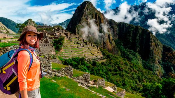 turismo en peru - machu picchu con vista de las contrucciones y las montañas alrededor