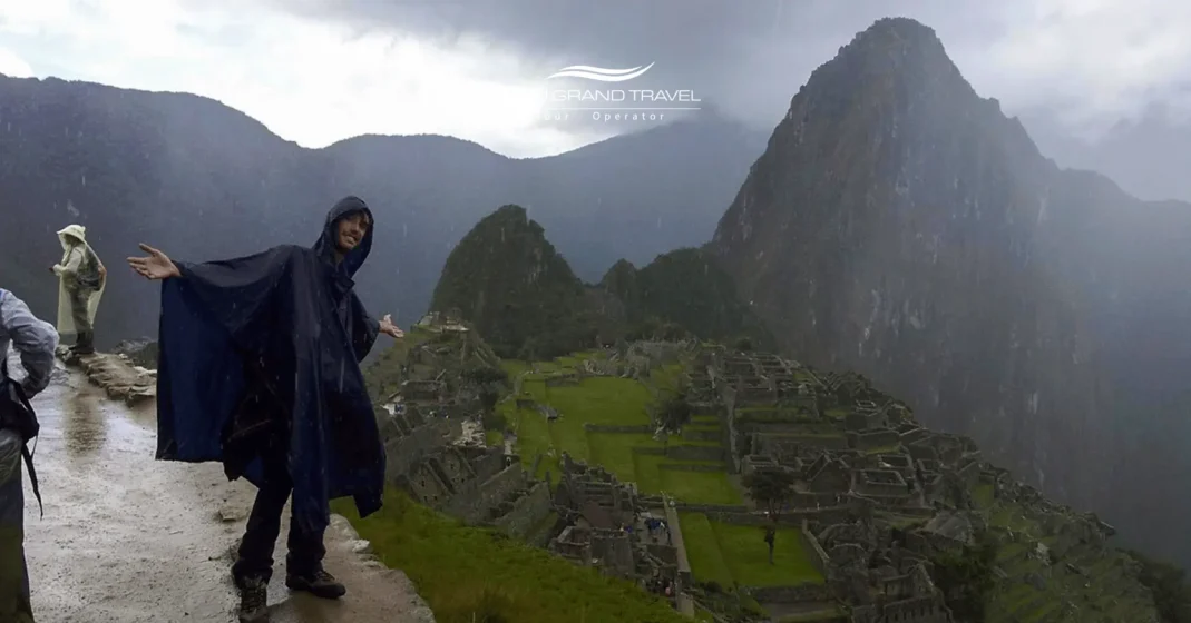 7 Consejos Exclusivos para Encontrar la Época Más Barata para Ir al Perú y Vivir el Lujo que Mereces 2 turista-bajo-la-lluvia-en-machu-picchu