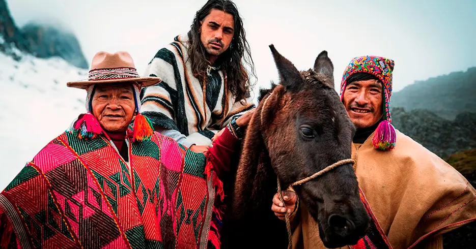 Visita la comunidad de los queros y vive su cultura 5 turista con la comunidad andina de los queros