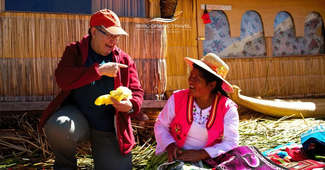 10 Experiencias de Turismo Rural en Perú: La Guía Definitiva para una Jornada Inolvidable y Auténtica 4 turista con mujer de comunidad peruana