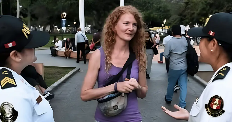 ¿Es Seguro Viajar a Perú? Guía Completa para un viaje Tranquilo 5 turista hablando con la policia de turismo en peru