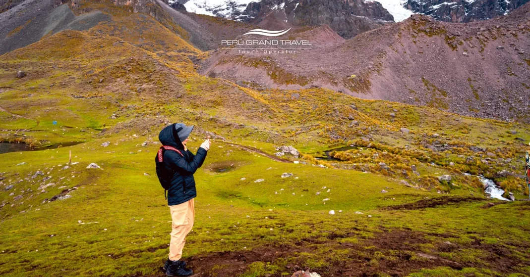 Los 6 Mejores Treks a Machu Picchu: ¿Qué ruta se adapta a tu espíritu? 5 turista o viajero a machupicchu, paisaje de trekking salkantay, trekks to machupichu