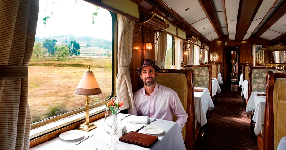Viaja de Lujo a Machu Picchu en el Tren Hiram Bingham 8 turista disfrutando de los serviicos del tren hiram bingham
