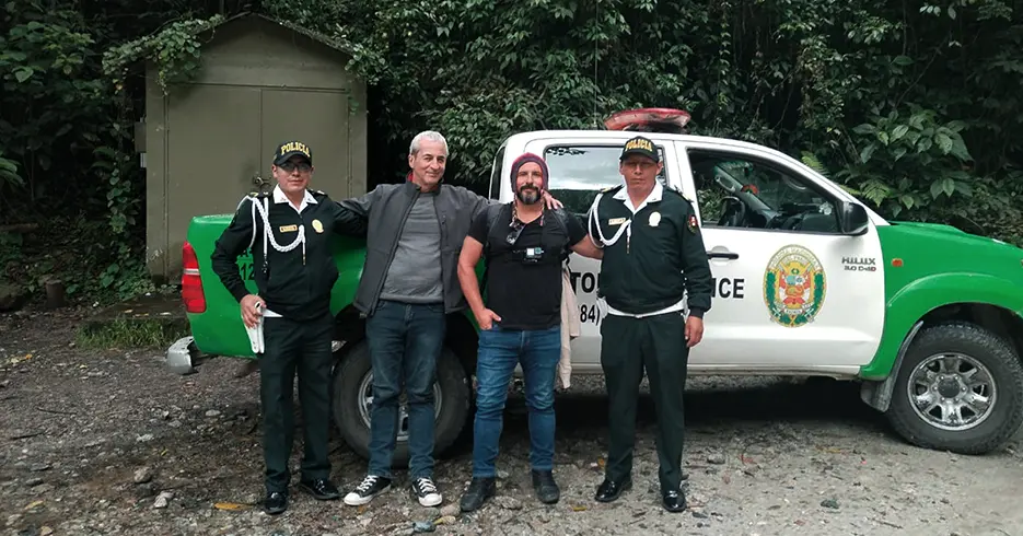 ¿Es Seguro Viajar a Perú? Guía Completa para un viaje Tranquilo 4 turistas posando con la policia de turismo en peru