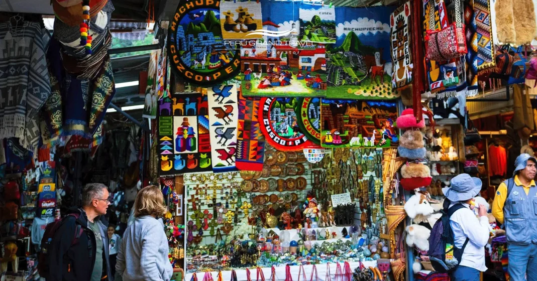 7 razones extraordinarias para celebrar el Día del Artesano en Perú: Una clase maestra de patrimonio vivo 4 turistas comprando souvenirs en cusco