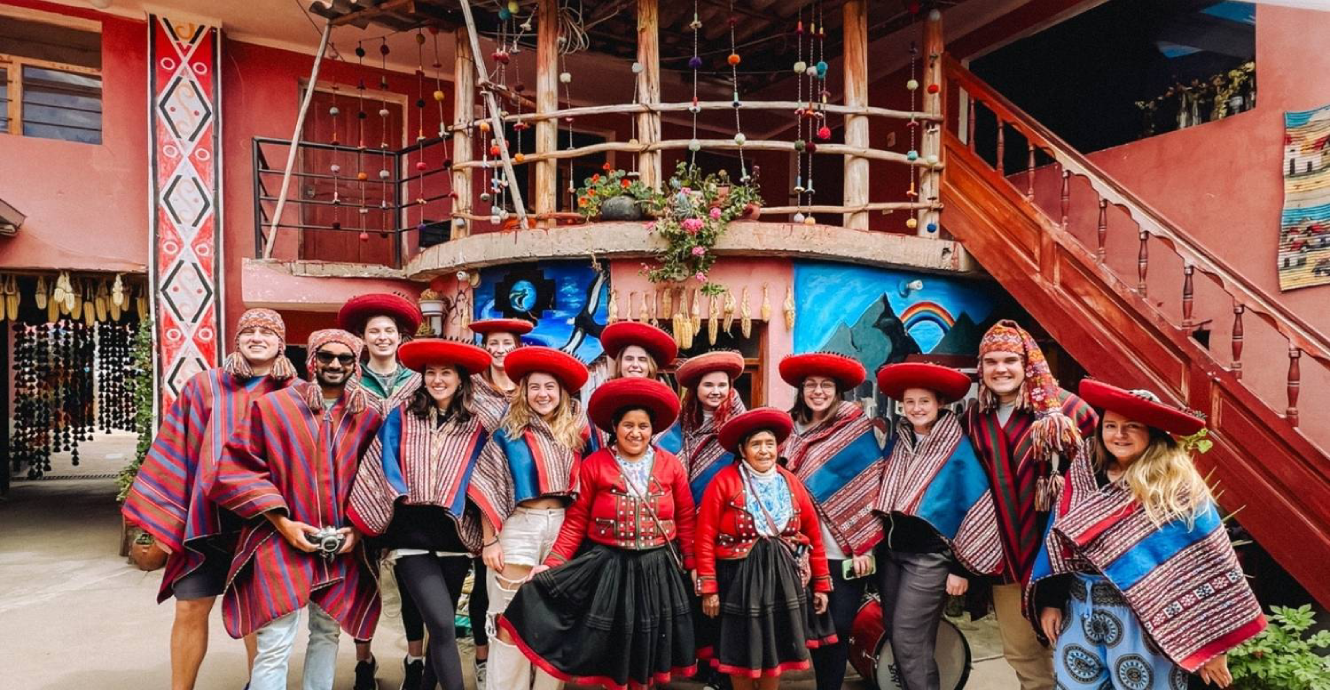 Qué Visitar en la Ruta de la Aventura Inca: Un recorrido de 8 días por las elevaciones andinas 37 turistas-con-poncho-tradicional-de-chincheros-cusco