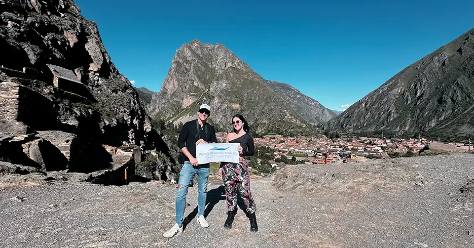 Turistas en el centro arqueológico de ollantaytambo en el valle sagrado de los incas