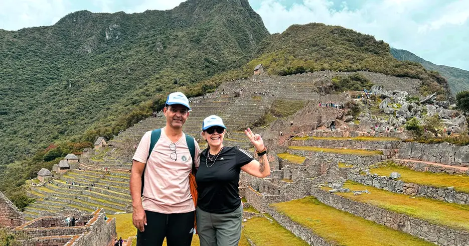 Turistas felices y posando para la foto en la ciudadela inca de Machu Picchu