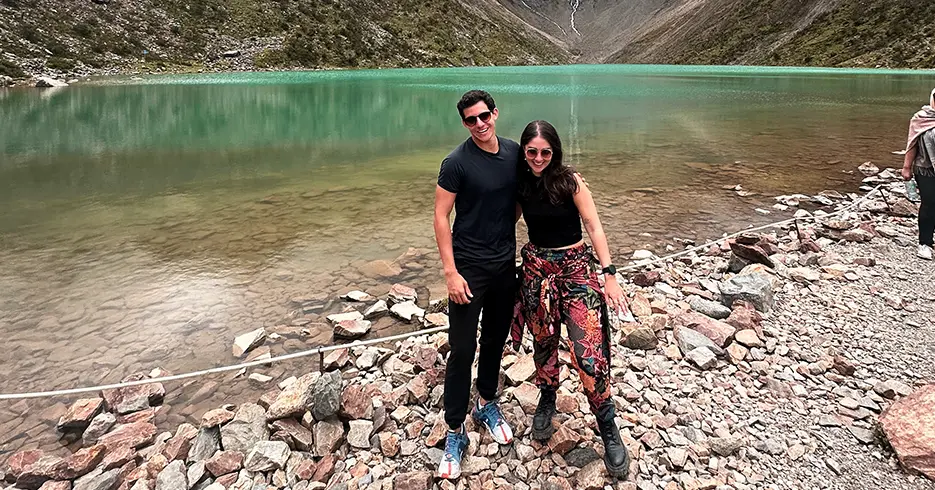 Turistas en la laguna Humantay Cusco, al fondo se ven los colores turquesas de la laguna
