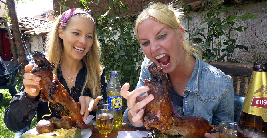 turistas-saboreando-por-primera-vez-el-delicioso-cuy-al-horno-en-cusco