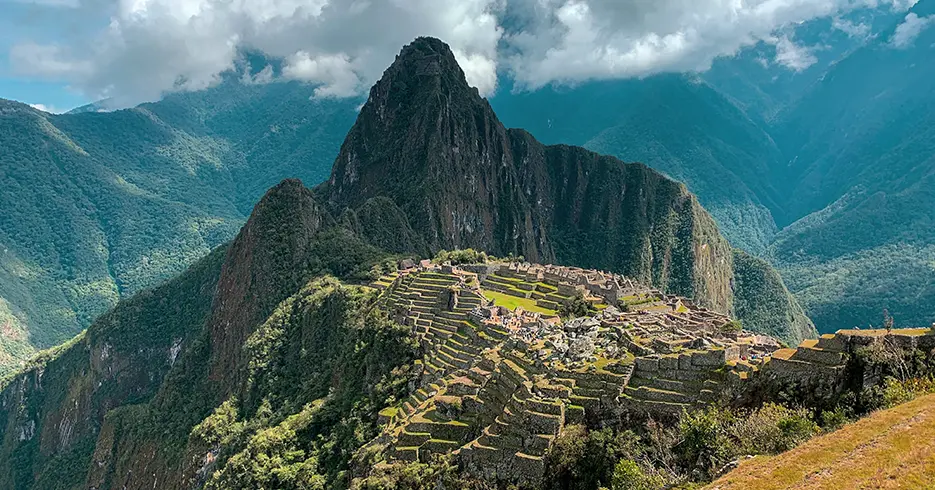 Explora Valle Sagrado Machu Picchu en 2 Días: Una Aventura Inca 5 Valle sagrado y Machu Picchu en cusco, con una vista increíble de las montañas que rodean la ciudadela inca