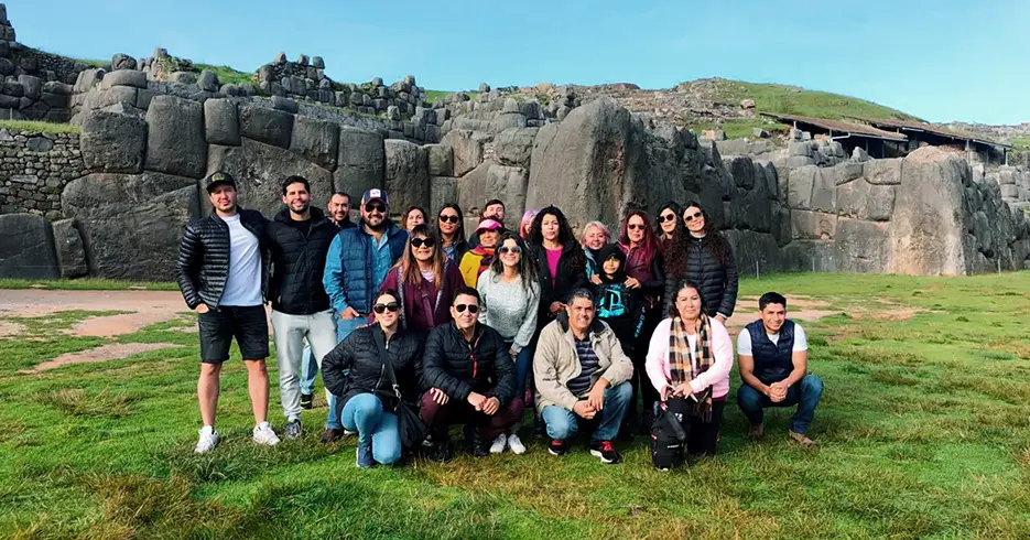 Viaje en grupo al centro arqueológico de sacsayhuaman en el City tour de cusco