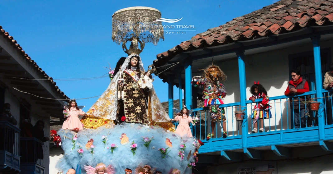 Los 7 Festivales más Famosos de Perú: Deberías vivirlo al menos una vez 7 Virgem de Carmen, Paucartambo, Cusco, Festa da Virgem de Carmen, Festivais no Peru, Danças de Paucartambo