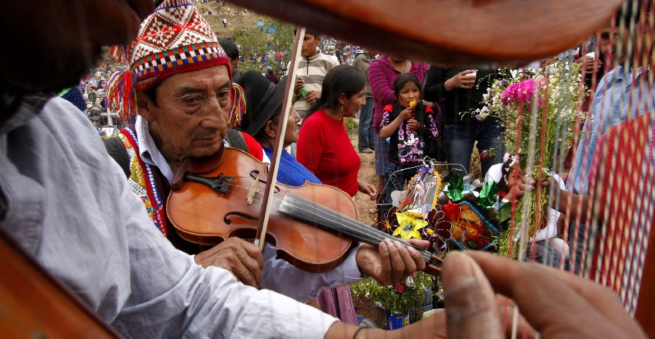 Qué Hacer en el Día de los Santos y de los Difuntos en Perú 6 visita-al-cementerio-huancaro-con-musica