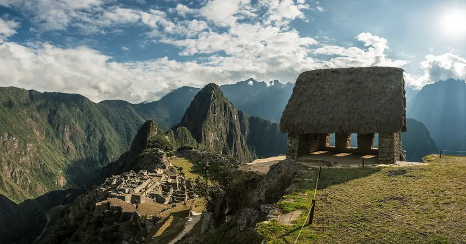 ¿Qué ropa llevar a Machu Picchu? La guía definitiva para viajeros 1 Vista de la casa del guardián en Machu Picchu con cielo celeste y muchas montañas