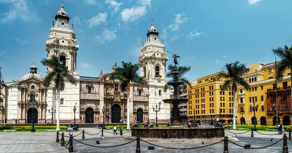 Qué visitar en Lima: lo mejor de la ciudad 1 catedral de lima en la plaza de armas de la capital peruana