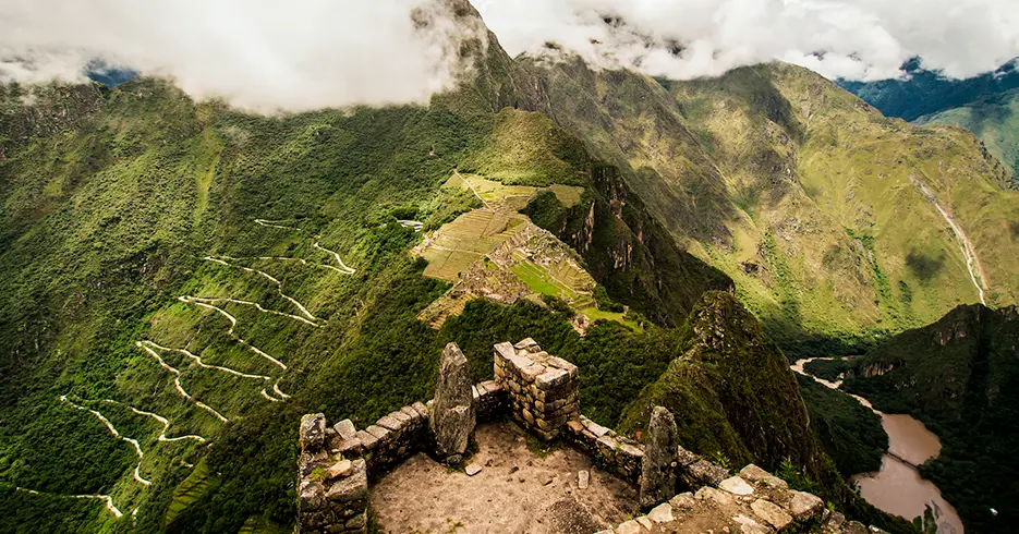 Descubre Huayna Picchu: La Montaña Mágica de los Incas 1 vista desde la montaña huayna picchu a la ciudadela inca