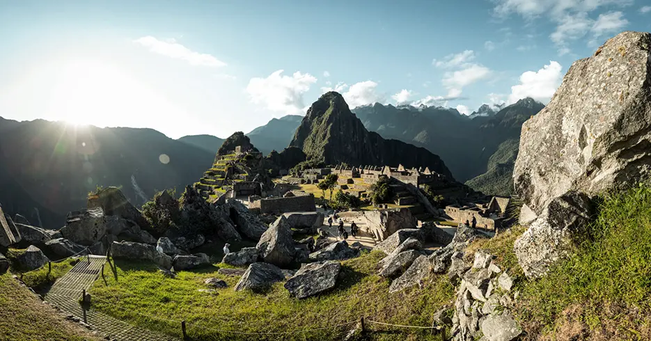 Cómo llegar a Machu Picchu: Guía Completa para Viajeros 2025 7 vista panoramica de la ciudadela inca, vista de la cantera de piedras, un camino y las construcciones incas al fondo