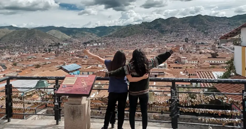 Cosas que hacer en Cusco: Lo mejor de la ciudad en un solo viaje 9 Dos personas en el mirador de san Blas en cusco, atrás las vistas de cusco y las casas coloniales