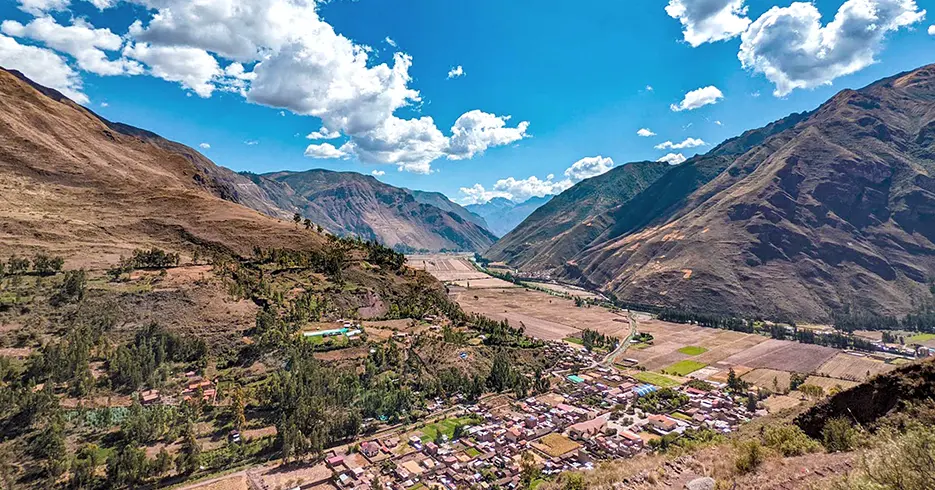 Vista del valle sagrado desde un mirador, cielo celeste con muchas montañas y árboles