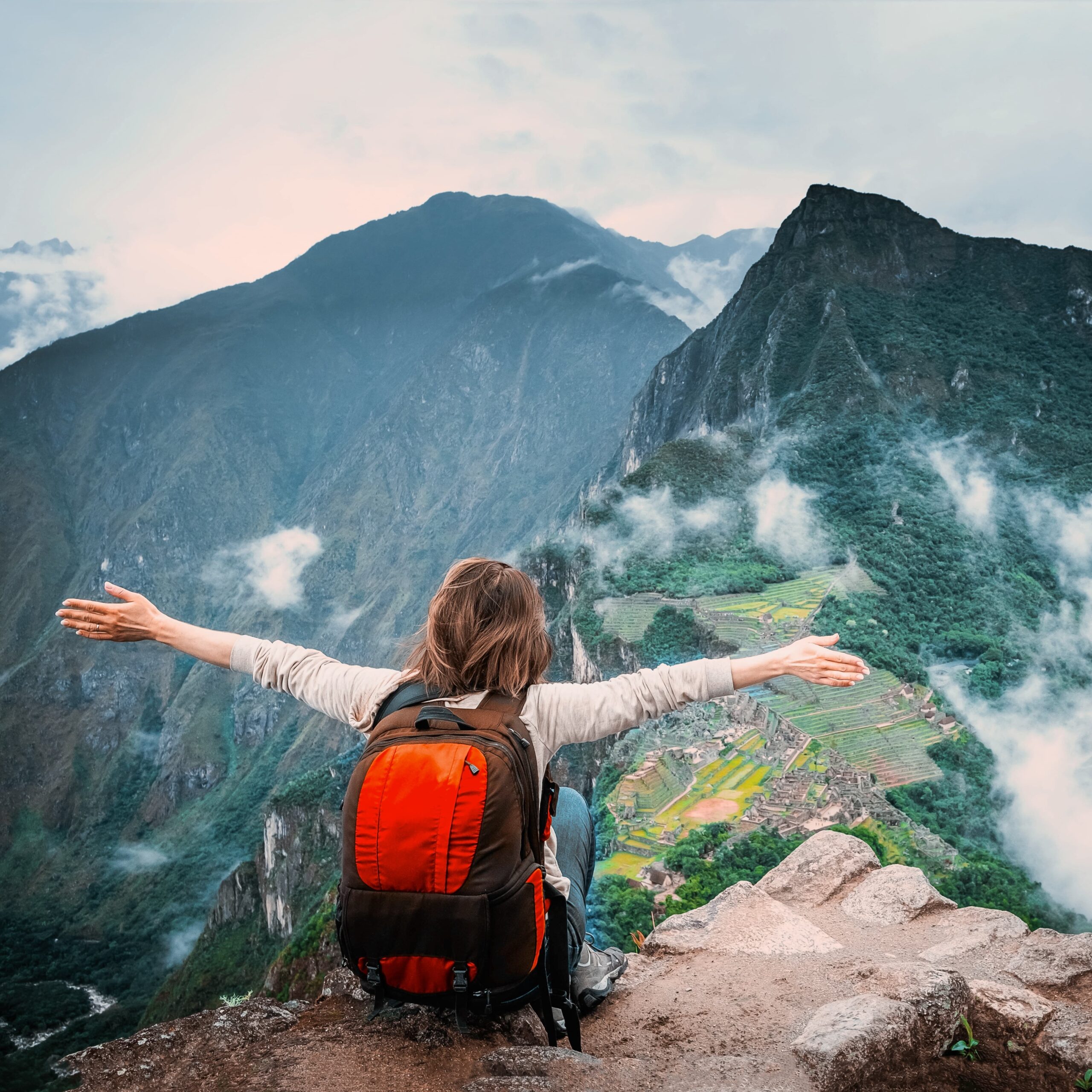 Una chica con foto panoramico de Machu Picchu desde Huayna Picchu