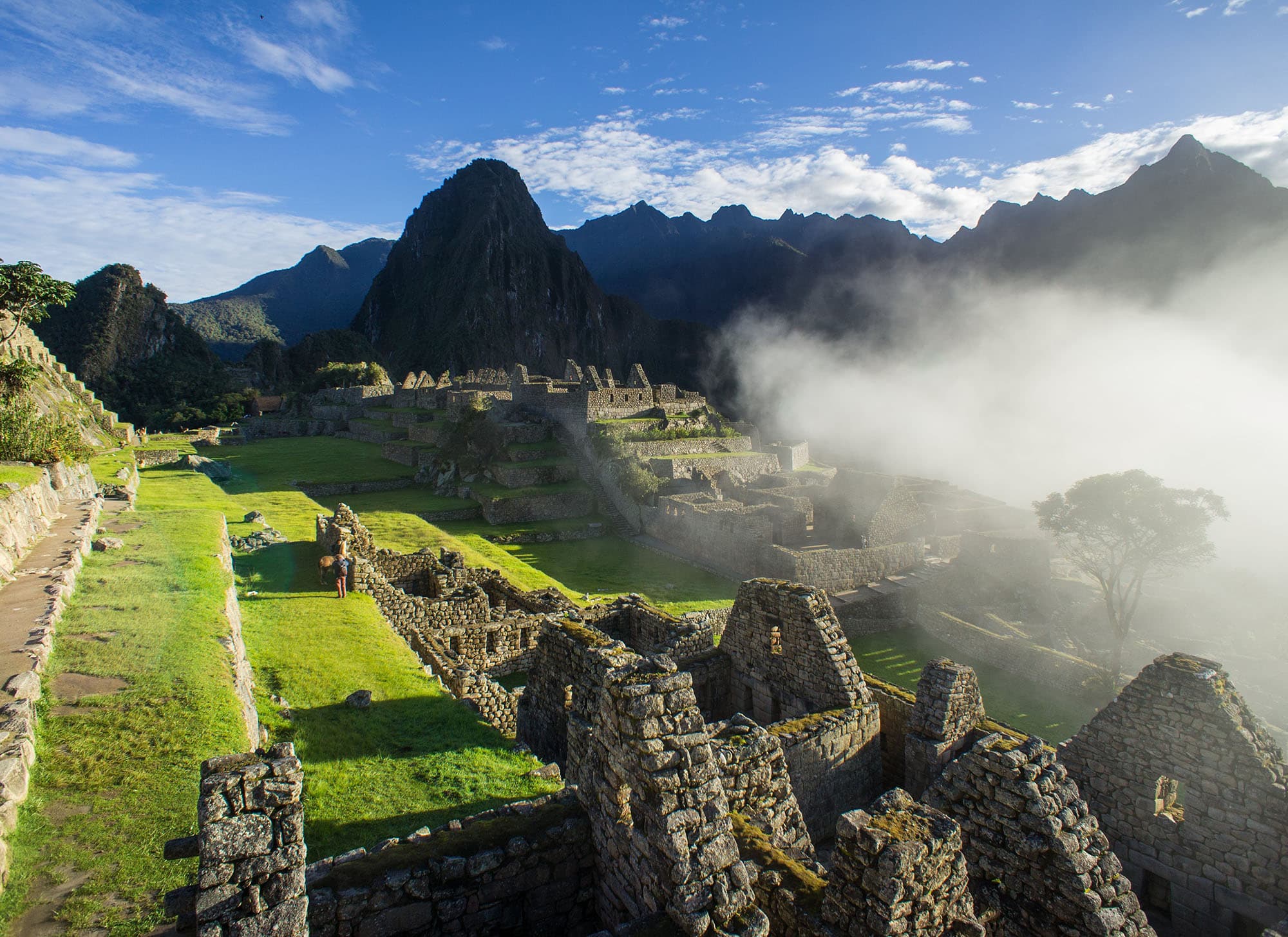 Machu Picchu con nube
