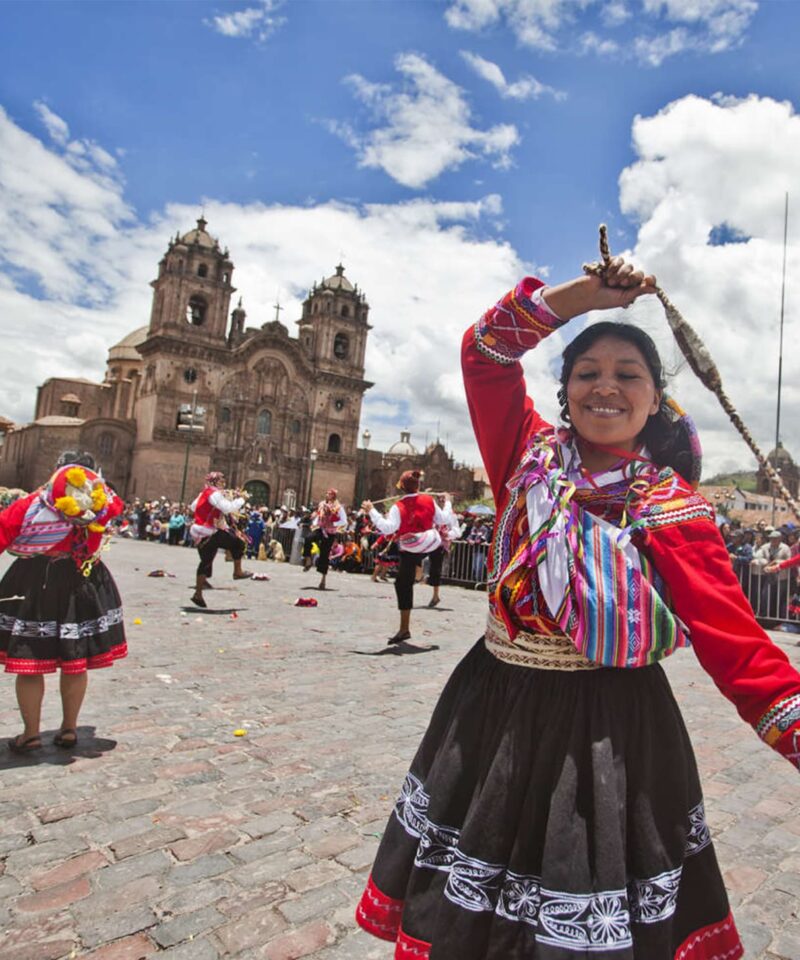 Danzas en plaza de armas de Cusco