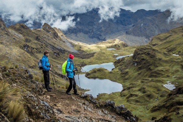 trek-lares Camino Lares una pareja, con una vista de lagos