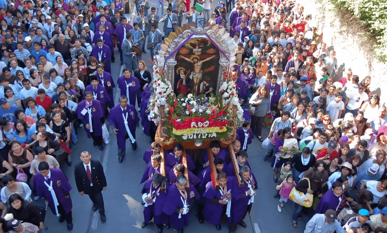 morado-señor-de-los-milagros El señor de los milagros en las calles de Lima