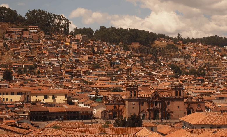 viajar-solo-a-cusco Foto panoramica de Cusco y la plaza de armas
